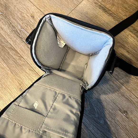 LowePro Adventura compact camera bag - Picture 3 of 7